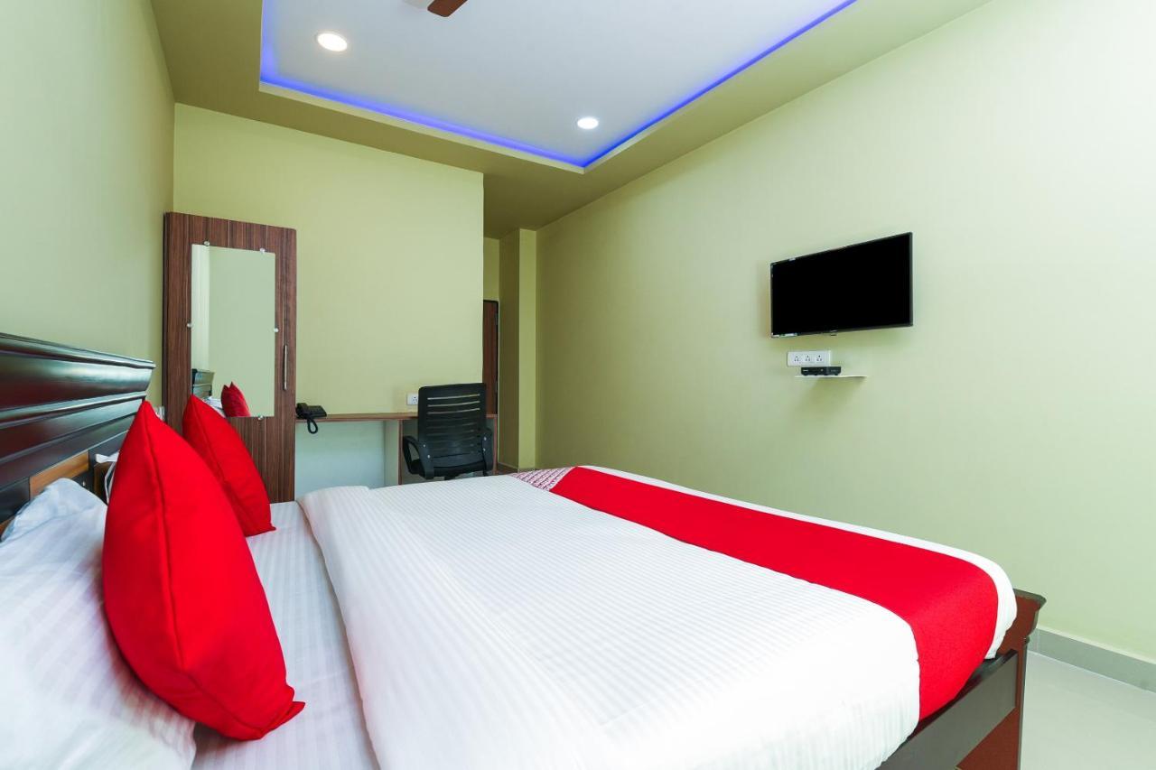 Oyo 27902 Center Point The Hotel วิสาขปัตนัม ภายนอก รูปภาพ