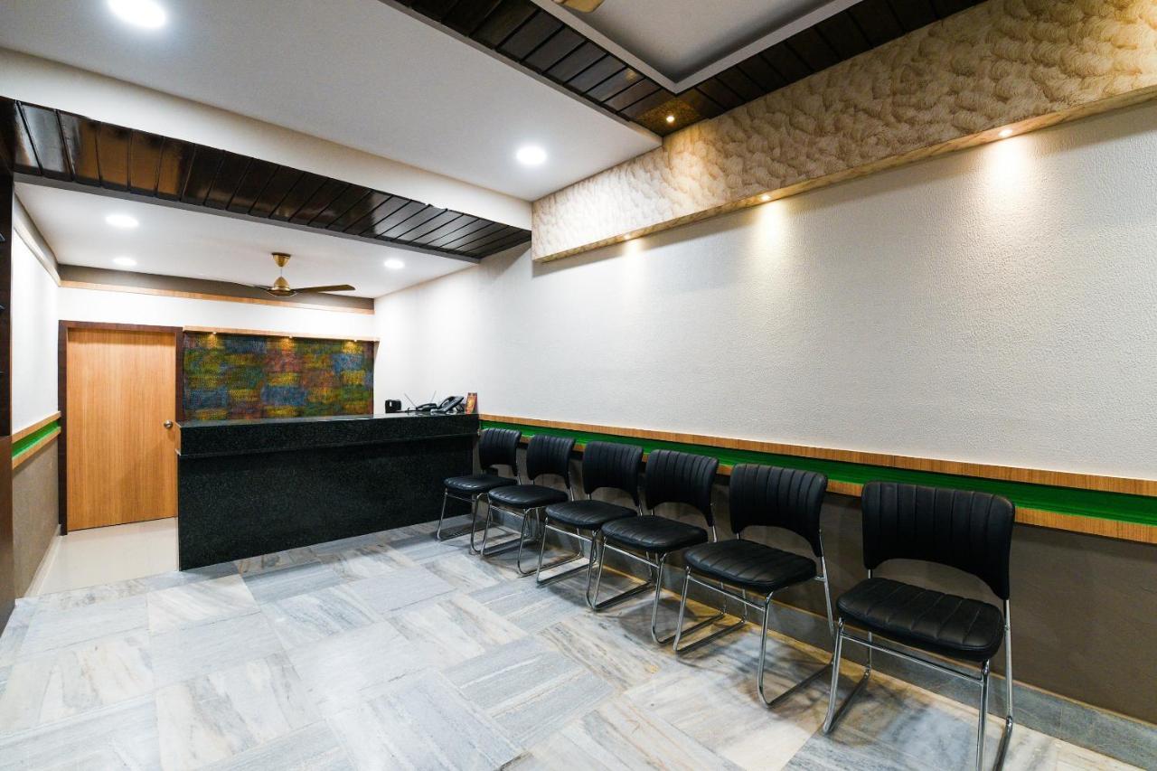 Oyo 27902 Center Point The Hotel วิสาขปัตนัม ภายนอก รูปภาพ