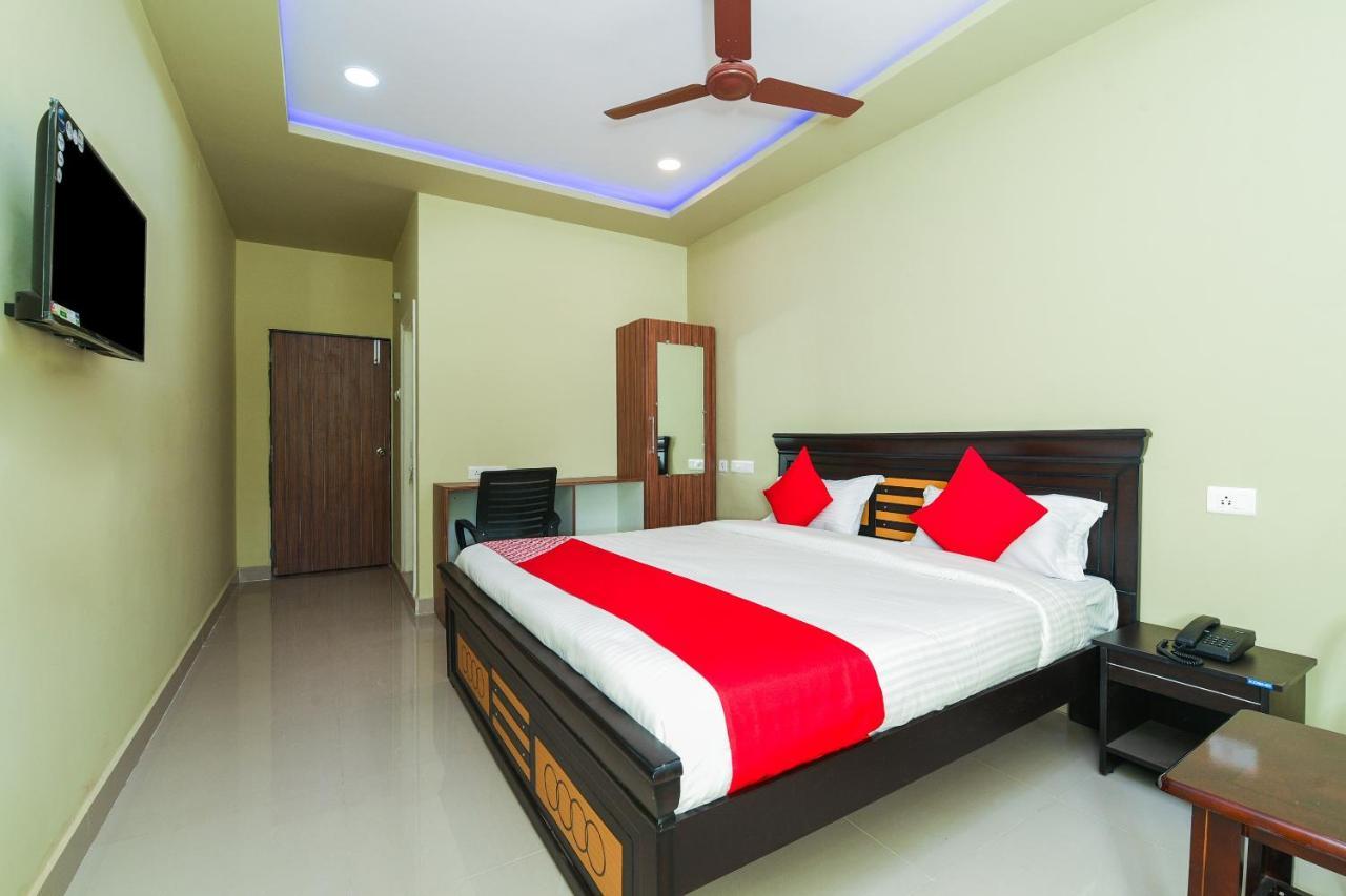 Oyo 27902 Center Point The Hotel วิสาขปัตนัม ภายนอก รูปภาพ